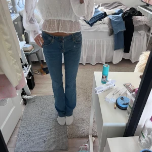 Low waist jeans bootcut - De populära bootcut jeansen från zara som är slut i lager. Passar mig som är 170