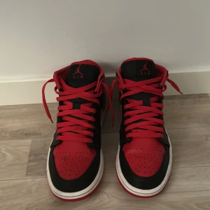 Jordan 1  - Helt nya använt 1-2 gånger säljer pgd inte gillar färgen. Köpt för 1500 från Nike offician. 