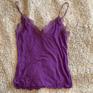 Lila spetstopp - Jättefint spetslinne från Amisu💜 i storlek S och är figursydd!