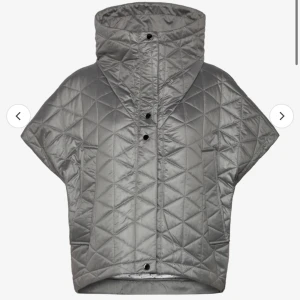 BYTE - copenhagen muse västen, jättefin men vill byta färg. Hör av er om ni är intresserade utav ett byte💘💘💘💘