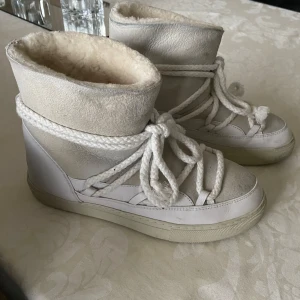 Inuikii skor  - Köptes förra vintern men har används endast en gång pågrund av att dom är lite stora för mig. Köptes för 3000 
