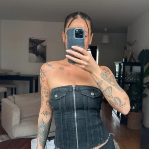  jeans topp - Säljer denna jeans toppen ifrån zara i storlek xs/s