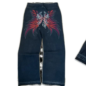 Jeans - Med rött broderi på baksidan.  84 i midjan 87 i innerbenslängd  Om du behöver mer info kan du kontakta mig privat 