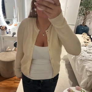 Stickad kofta - Gul/beige/benvit stickad kofta från Hm. Oanvänd! 