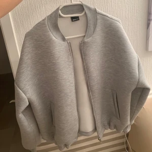 Vårjacka - Jacka/kofta. Bomberliknande jacka från ginatricot. Tjockt material. Använd 1 gång. Nyskick.