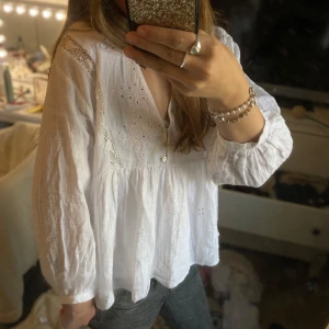 Blus från Zara❄️ - Jättefin blus storlek S men upplever den mer som XS men passar båda! Använd fåtal gånger, hör av dig angående frågor🩷🫶🏽