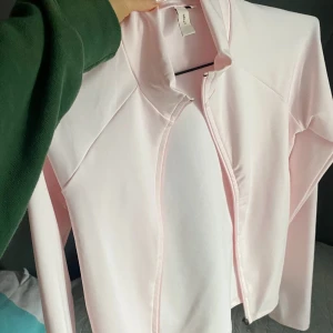 Nelly träningströja - Så fin träningströja från Nelly! Använd en gång🩷 helt fel fri!