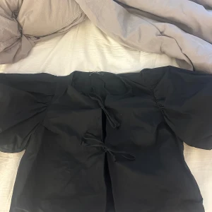 Puffärmad topp - Snygg topp från Gina!