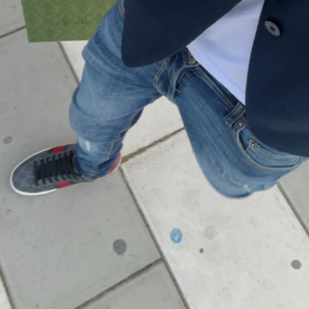 Tjena! Säljer nu dessa skitsnygga Jack & Jones jeans i storlek 27/32. De är skinnyfit men sitter som slim. Hör av er vid fler frågor eller funderingar!. Jeans & Byxor.