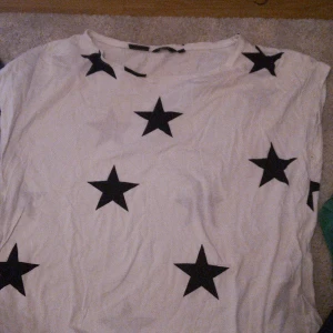 T-shirt med stjärnor från h&m  - Fin tröja från h&m med stjärnor på. Aldrig använd och inte en enda fläck! 