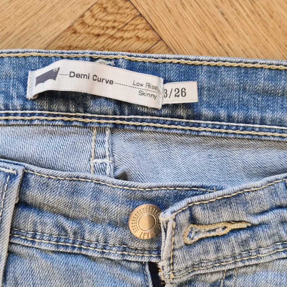 Lågt skurna jeans från Levi i modell Demi curve. Jeans & Byxor.