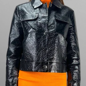 Lackad Jacka  - Lackad jacka i strl M från Lindex. Helt otroligt snygg!! 