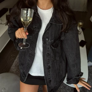 Jeansjacka - Gråsvart oversize jeansjacka. Fint skick, använd typ 3 gånger. Skulle säga att den passar folk med storlek 32-36.