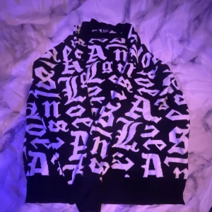 Tröja  - Bra skick andvänder 1 gång mysig varm säljer för den är lite liten 