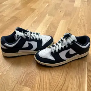 Hej, säljer nu mina Nike Dunks. Skorna är i storlek och är i nyskick, endast använt fåtal gånger som man kan se på bilderna. Säljer skorna då jag knappt använder dem. Skriv privat vid minsta lilla fundering!