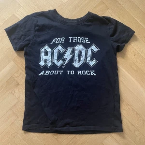 AC/DC babytee - Köpt på barnavdelningen men används som en baby tee (S). Inga defekter.