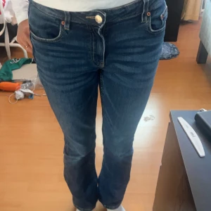Gina jeans💕 - Jeans ifrån Gina Young, low waist och bootcut💕 de är sparsamt använda så det förekommer inte några defekter, i storlek 158 men passar mig även nu (jag är 166) och jag skulle säga att de sitter som xs/s🌸skriv för fler bilder, tryck gärna på köp nu💕💕