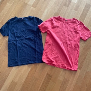2 Tommy hilfiger tshirt - Storlek 18-20/xs-S bra skick snygga färger inte använda så mycket   Paket pris