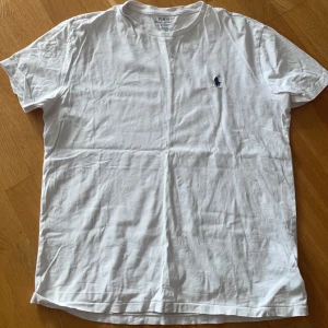 Ralph lauren tshirt - säljer denna ralphlauren tshirt  Bra skick it använd på senaste.  Storlek 170/M