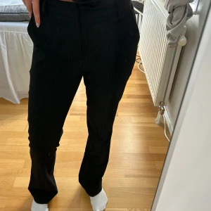 Kostymbyxor med kritstreck  - Kostymbyxor med kritstreck, är i superfint skick! Höga i midjan och långa ben💕