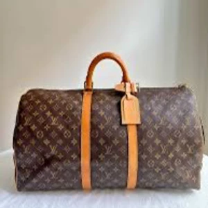 Louis Vuitton Keepball 55 - Säljer pga använder aldrig, sälja billigt pga har ej box eller kvitto för fick i present för flera år sedan, har äktighetsbevis från Louis Vuitton om man vill begära det