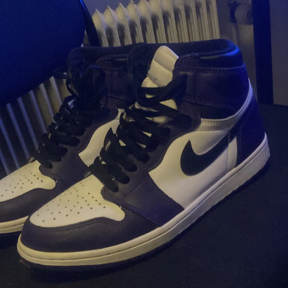 Köpte domhära Jordan 1 från flightclub (sneaker bolag i usa) så dom är äkta har tag kvar väldigt bra skicka 9,5/10 SNÄLLA KÖP NÅN VILL BLI AV MED DOM. Skor.