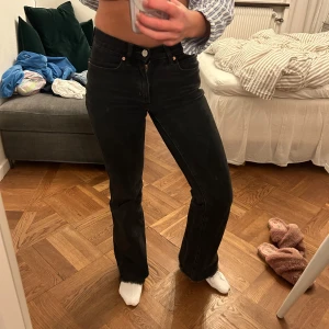 Svarta jeans från Abrand Jeans - Säljer ett par snygga svarta jeans från Abrand Jeans. De är låmidjade och har en bootcut-stil som ger en snygg siluett. Perfekta för både vardag och fest! Jeansen är i bra skick och har en klassisk femficksdesign med knapp och dragkedja fram