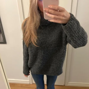 Stickad polotröja  - Säljer nu denna sååå sköna och fina polotröja från Zara. Supervarm och skön verkligen, perfekt nu till hösten/vintern. Sparsamt använd så toppenbra skick 🙌💓 Skriv för frågor eller fler bilder 🤗