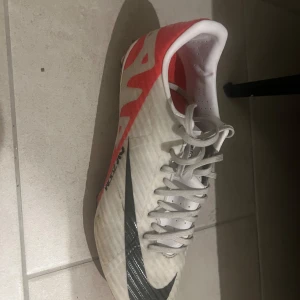 Fotbollsskor  - Bra skick  Stl 40 Pris 400