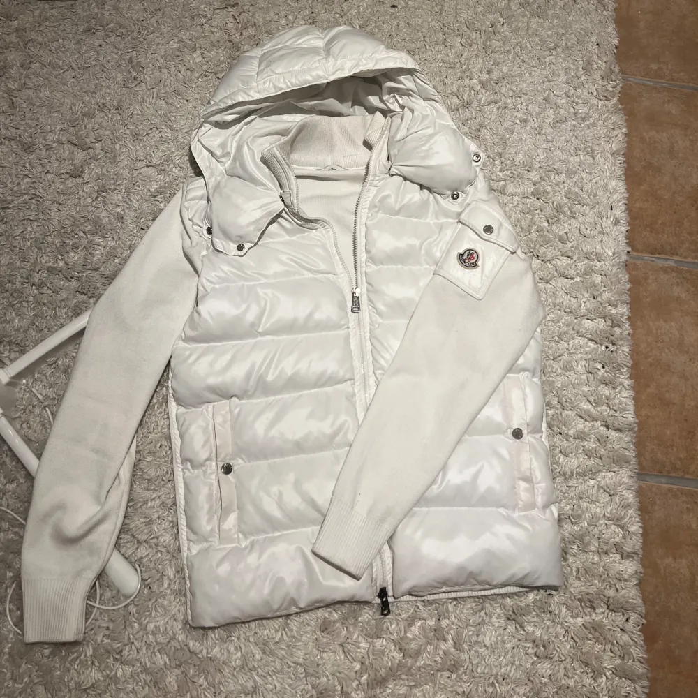 Vit fräsch moncler cardigan.   Storlek 5 ca Xl passar L.   Använd Max 5 gånger. . Jackor.