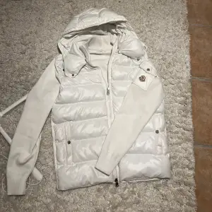 Vit fräsch moncler cardigan.   Storlek 5 ca Xl passar L.   Använd Max 5 gånger. 