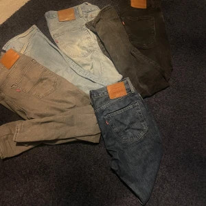Levis jeans  - 4 par Levis jeans alla i storlek 32/32  Gråa: 502:or ljusblåa: 501:or mörkgråa: 502:or mörkblåa:501:or  250kr styck men köp alla för 700 