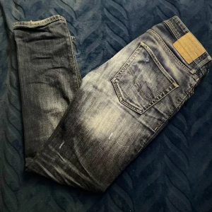 Jack & Jones - Säljer ett var riktigt feta jeans med riktigt feta slitningar enligt mig! Säljer då dom inte används längre☺️Fler bilder kan skickas😀 Skriv vid minsta fråga mvh☺️