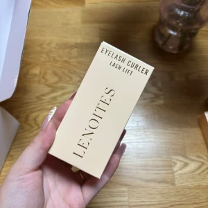 Lenoites Fransböjare  - Fransböjare från Lenoites med kam som separerar fransarna, 2 extra munstycken ingår. Bara öppnad för att kunna ta kort har INTE ANVÄNT ELLER PROVAT SÅ DEN ÄR HELT NY!! Fick i present och säljer då jag inte böjer mina fransar. ord. 295kr