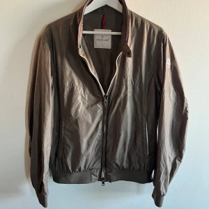 Moncler jacka! - Moncler jacka | mycket fint skick | nypris runt 8000 mitt pris 1849 | självklart äkta, legit checkad av experter | kontakta oss för eventuella frågor samt funderingar!💫