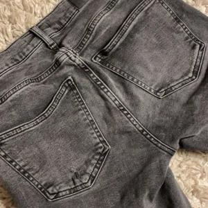 Grå bootcut jeans från Perfect Jeans - Säljer ett par snygga grå bootcut jeans från Gina Tricot - perfect jeans. De är i bra skick med en liten slitage på bakfickan. Använd fåtal gånger och är i storlek 36. Dm för mer bilder!💗 