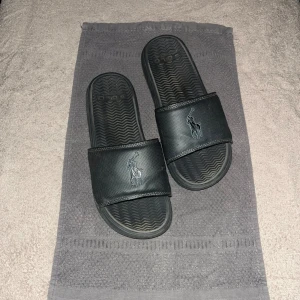 Tofflor Ralph Lauren - Tofflor från Polo Ralph Lauren  Använda en del men i skapligt skick  Nypris 600kr