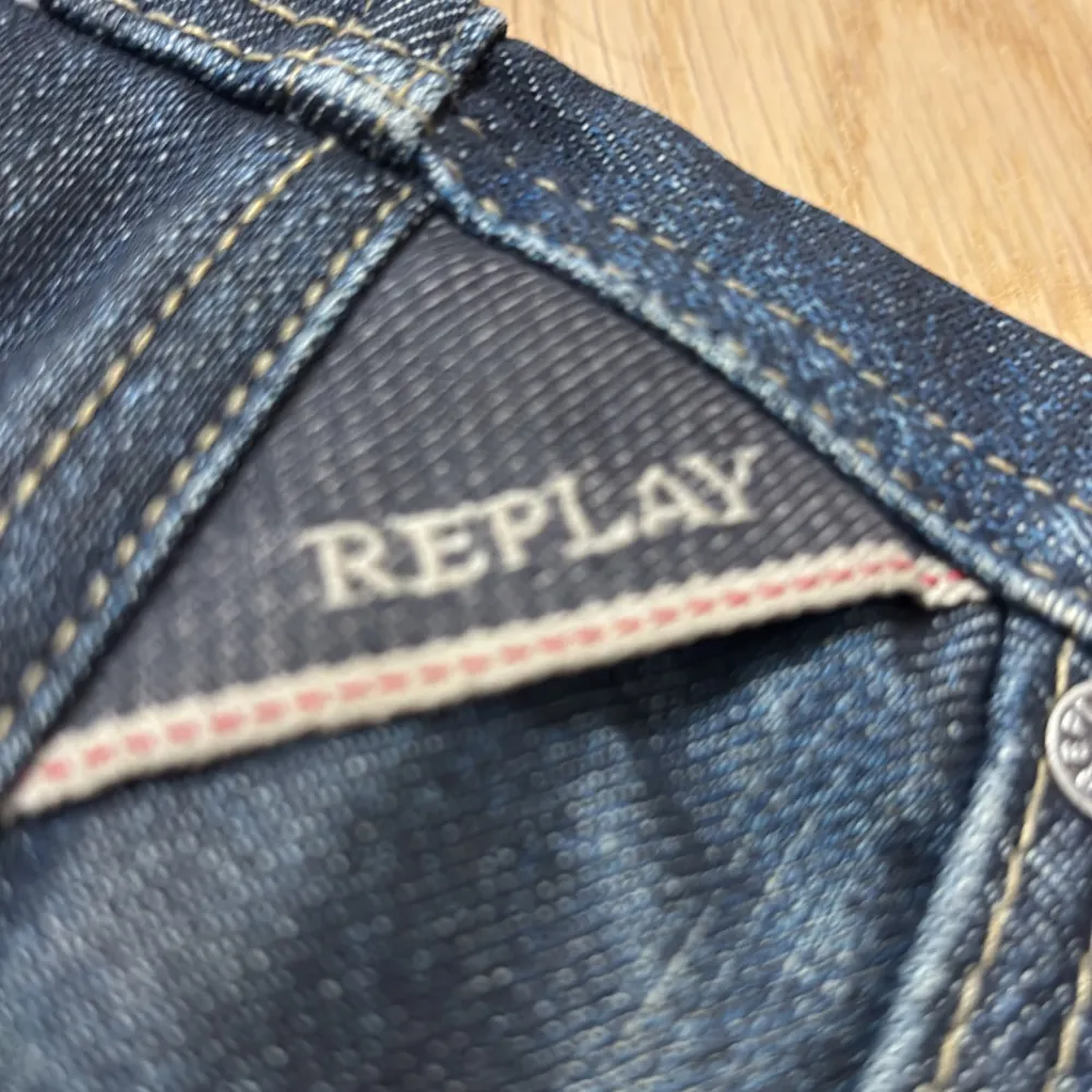 Replay anbass jeans 👖 | storlek 33W sitter riktigt bra på mig som är 179 cm| kondition:  8/10  | nypris : 1500 kr | färg mörk blå  |. Jeans & Byxor.