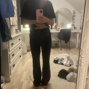 Svarta byxor från Bik Bok - Säljer ett par svarta byxor från Bik Bok i storlek 36. De har en snygg bootcut-stil som ger en trendig look. Perfekta för både vardag och fest! Dom är för långa på mig som är 167😇😇 