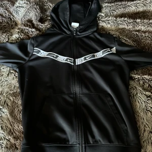 Nike tech - Bra skick.skönt träningsmatrial, dma för mer frågor 