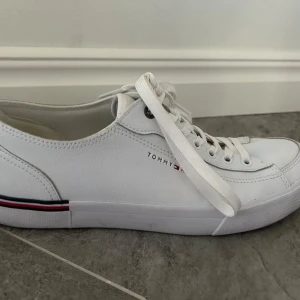 Snygga Tommy hilfiger skor - Använd fåtal gånger och är i fint skick . Nypris 1100! Skriv om du har frågor eller vill diskutera pris!