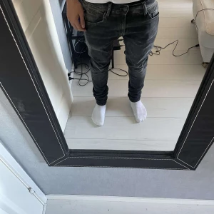 Replay jeans - Säljer ett par svarta jeans i slim fit. De har en snygg tvättad look och är perfekta för både vardag och fest. Jeansen har en klassisk femficksdesign och stängs med dragkedja och knapp. De är i bra skick och passar perfekt till en casual outfit. 30/3