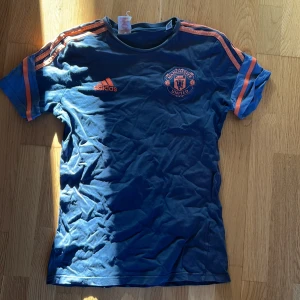 Manchester United tröja - Snygg Manchester United tröja som tyvärr är lite skrynklig, men det löser sig med en strykning! Säljer efter som den är alldeles för liten