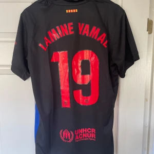 Lamine Yamal Barcelona fotbollströja  - Helt ny reprint fotbollströja av Barcelona med Lamine Yamal på rygg! Storlek Medium 