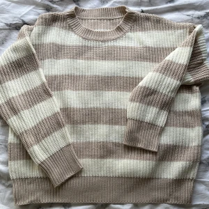 Stickad tröja  - En superfin och jättemysig tröja. Den är som ny då den är använd 1-2 gånger bara. Den är storlek S