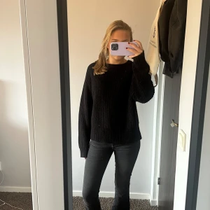 Tröja zara - Svart stickat tröja från zara i coolt matrial. Passar till allt