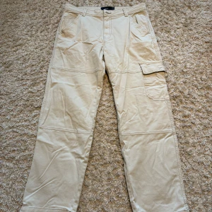 Cargo jeans baggy - Storlek 32/32. BERSHKA jeans med cargoficka, knappt använda