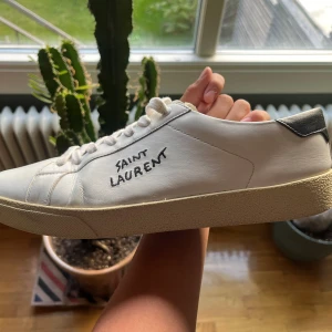 Saint Laurent skor - Tjena säljer dessa feta saint Laurent skor i storlek 44, endast använda någon gång men väldigt sparsamt, box och skosnören medföljer! Priset går att diskutera vid snabb affär. Tveka inte att ställa några frågor. Mvh Johannes