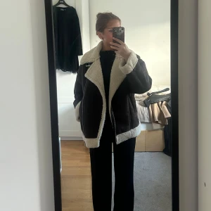 Brun mocka jacka  - Säljer min bruna mocka jacka från H&M pågrund av att den inte kommer till användning längre, den är i fint skick då den bara har används fåtal gånger💗