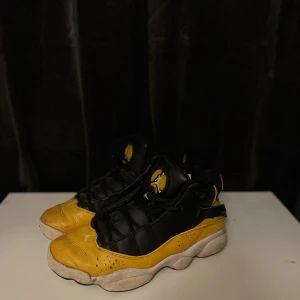 Jordan six rings taxi 42,5 - Hej, säljer nu dessa jordan six rings i färgen ”taxi” priset på dessa ligger på runt 4500 kr, köptes i london för några år sedan av min äldre släkting men kommer inte längre till andvöndning. Ingen låda eller kvitto finns. Säljs i befintligt skick.